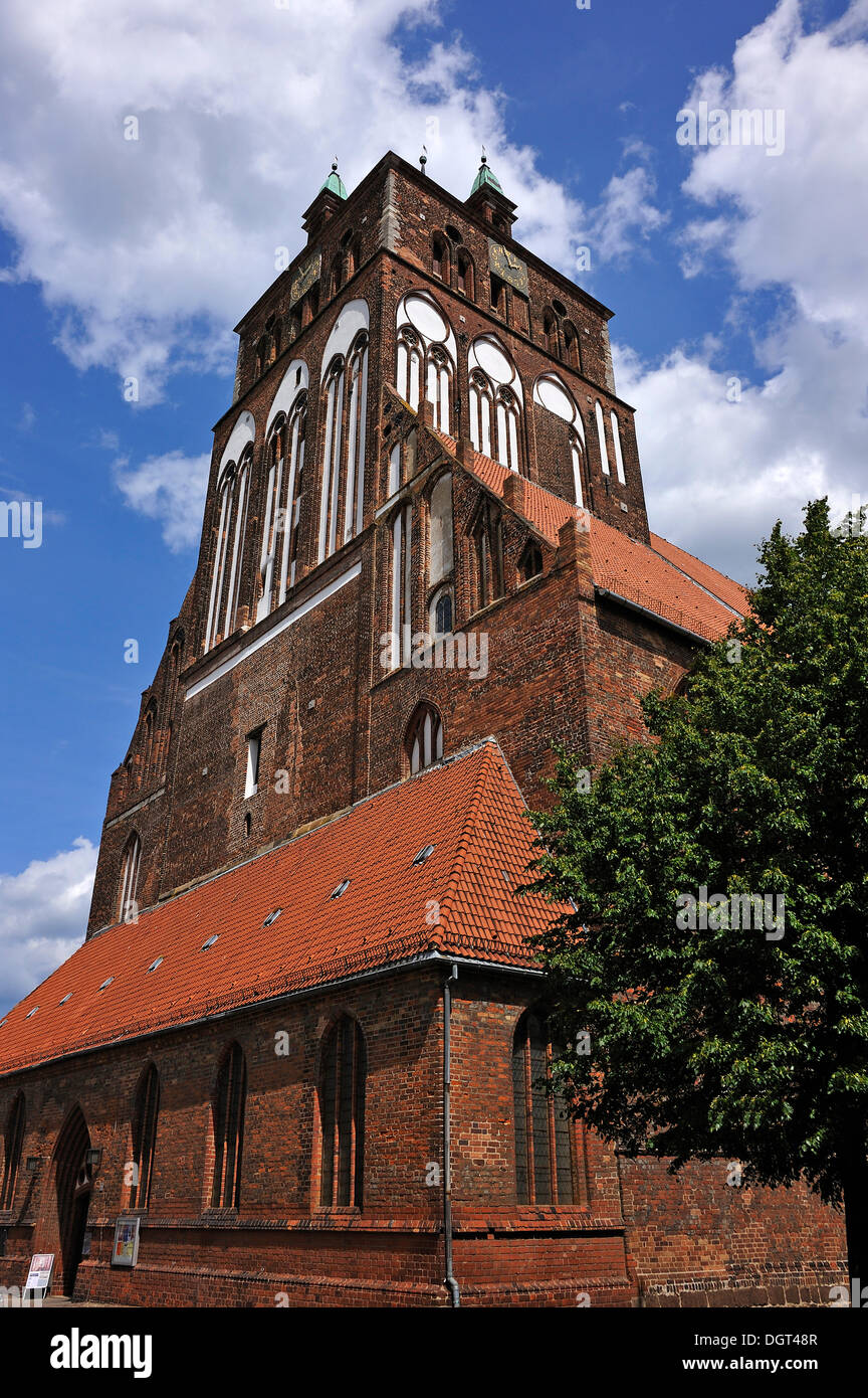 Il campanile di San Marienkirche church, una delle più importanti chiese di hall del nord tedesco gotica in mattoni, costruito circa 1335 Foto Stock