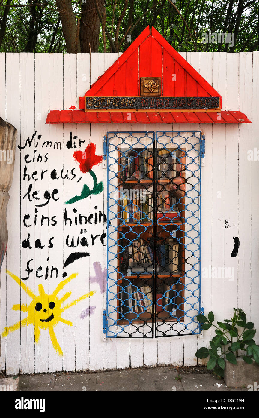 Scaffale in una parete in legno su una strada, un libro libero scambio, Greifswald, Meclemburgo-Pomerania Occidentale Foto Stock