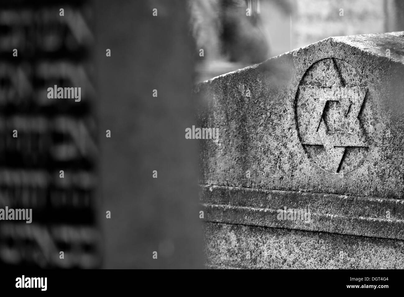 Stella di Davide su una lapide in corrispondenza del terzo cimitero ebraico di 1897, Schnaittach, Media Franconia, Bavaria Foto Stock