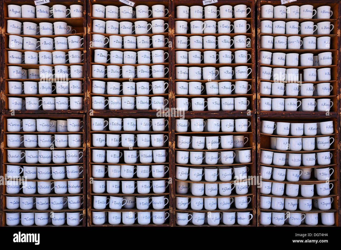 Named mug in un mercato di stoviglie Foto Stock