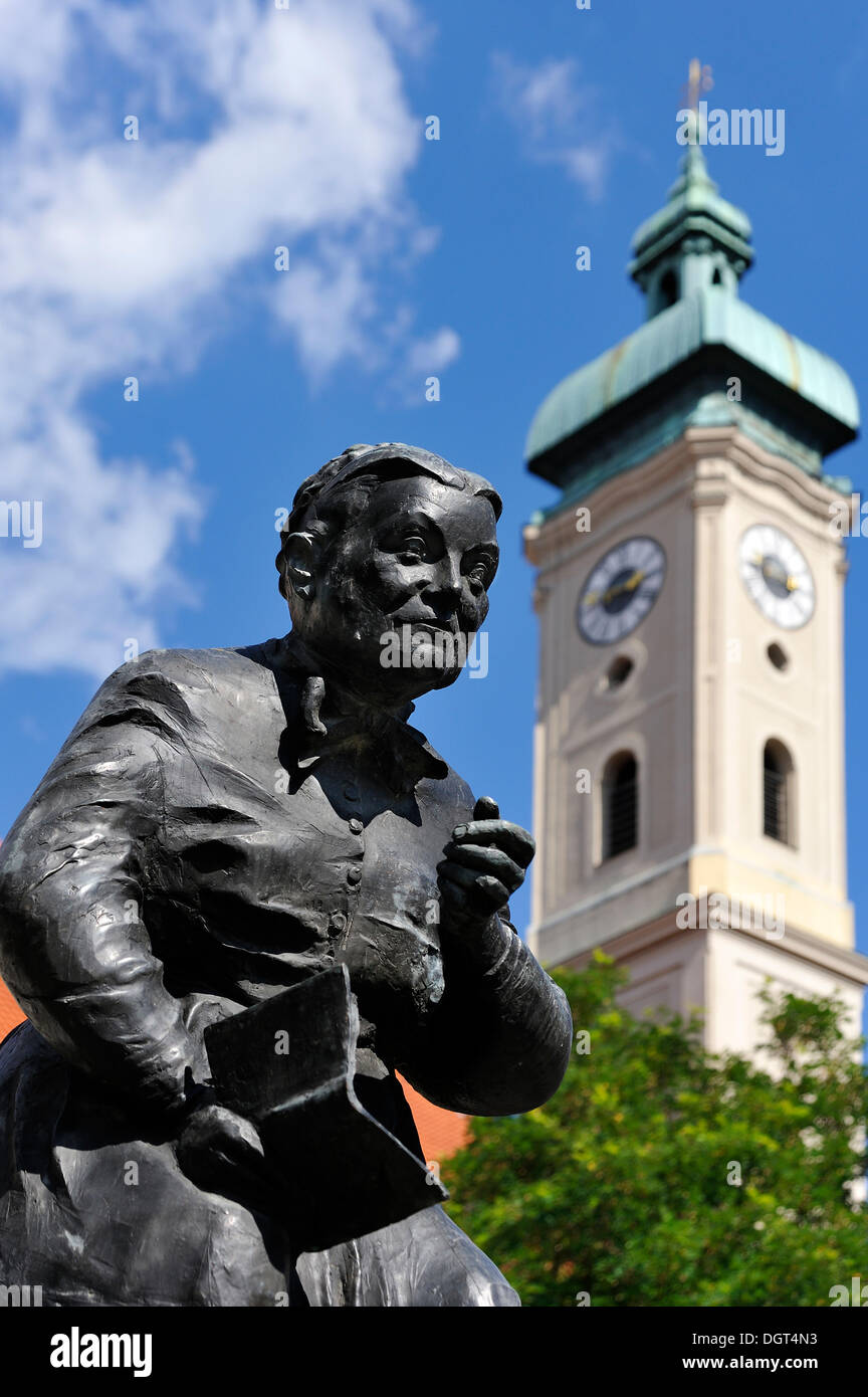 Statua in bronzo della famosa attrice Elise Aulinger, 1881-1965, la guglia di Heilig-Geist-Kirche chiesa all'indietro Foto Stock