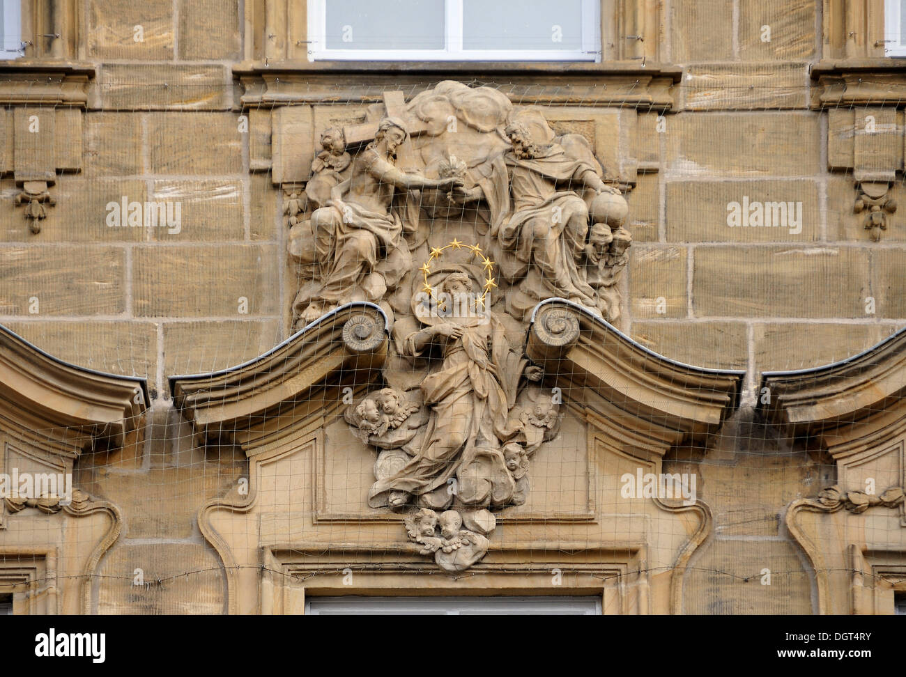 Rilievo religioso su una facciata, am Grünen Markt, Bamberg, Alta Franconia, Baviera, PublicGround Foto Stock