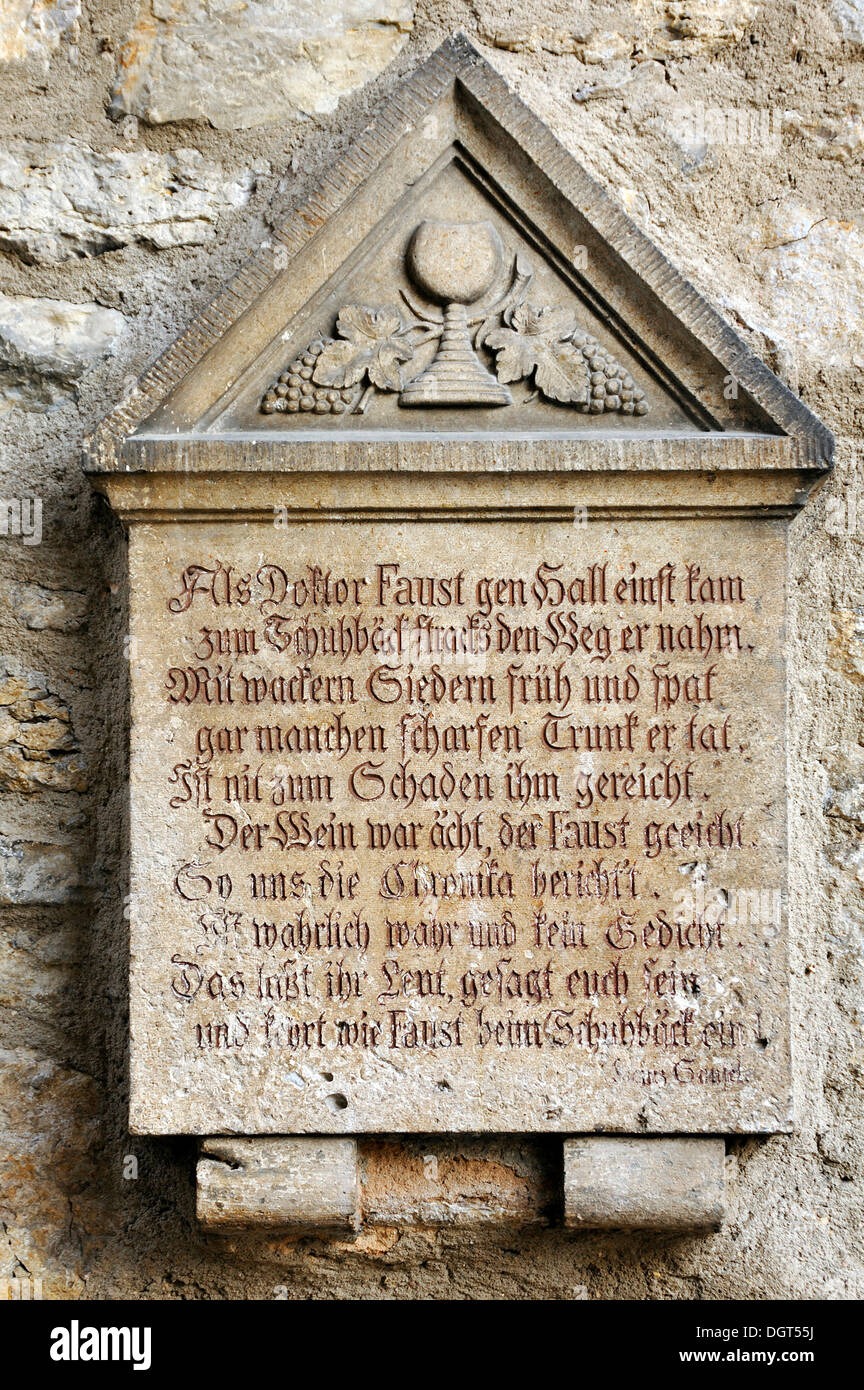 Antica lapide, secolo XVII, con linee circa il Dottor Faust nella sua visita del vecchio 'Schuback' inn, Schwaebisch Hall Foto Stock