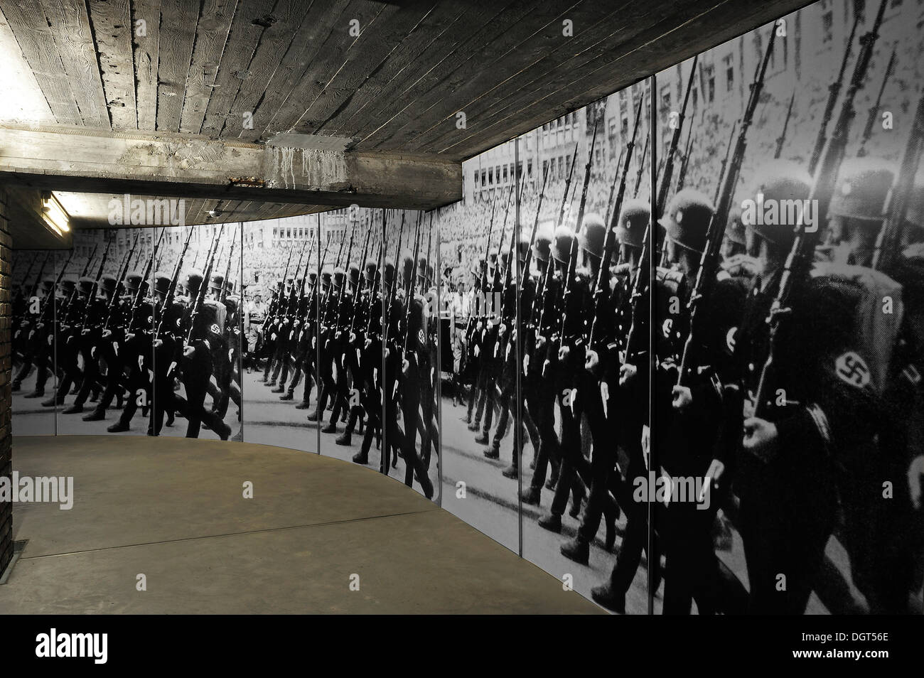 SS-Leibstandarte, Adolf Hitler guardie personali, marciando al partito nazista Rally a Norimberga nel 1933, a grandezza naturale Foto Stock