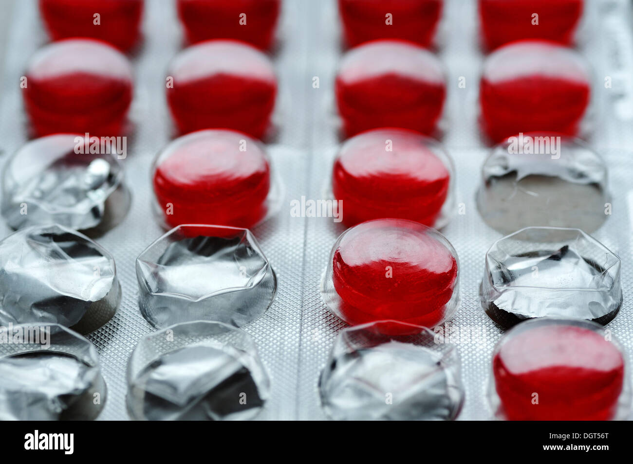 Le compresse di colore rosso in una confezione blister, Germania Foto Stock