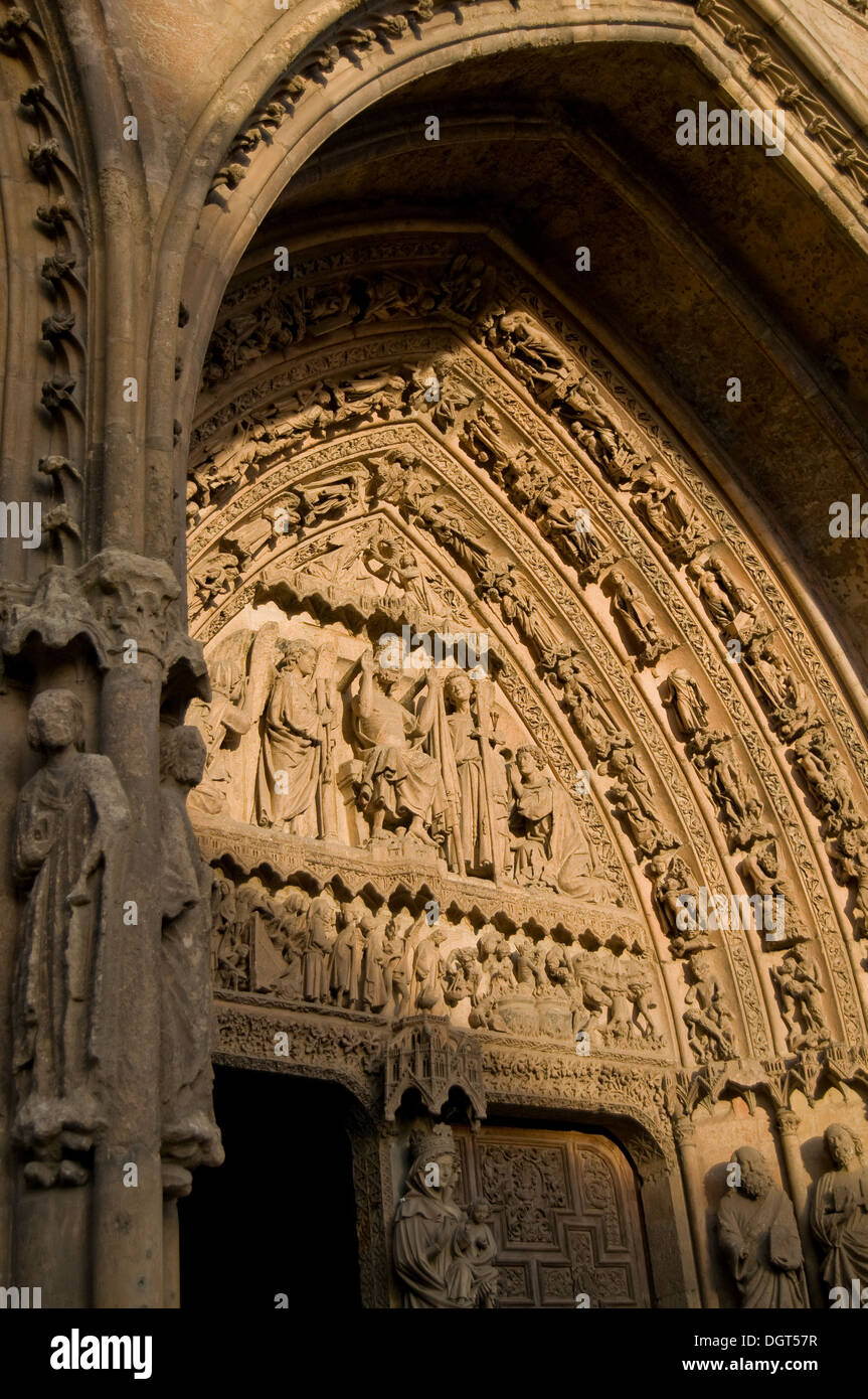 Cattedrale di Leon in Spagna. Dettagli del timpano front of Reckoning o Portada del Juicio Foto Stock