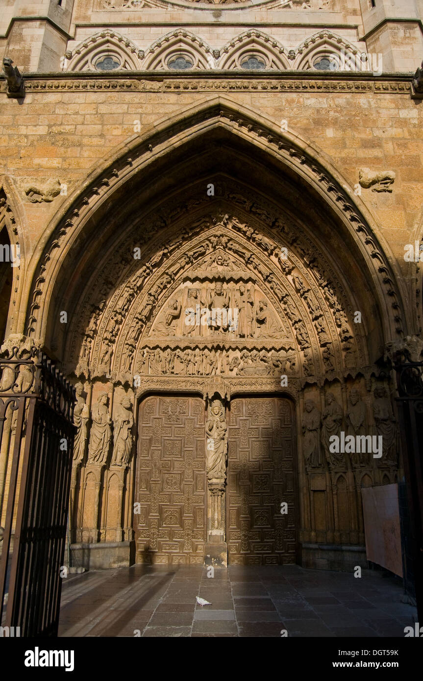 Cattedrale di Leon in Spagna. Parte anteriore della resa dei conti o Portada del Juicio Foto Stock Cattedrale di Leon in Spagna. Parte anteriore della resa dei conti o Portada del Juicio Foto Stock