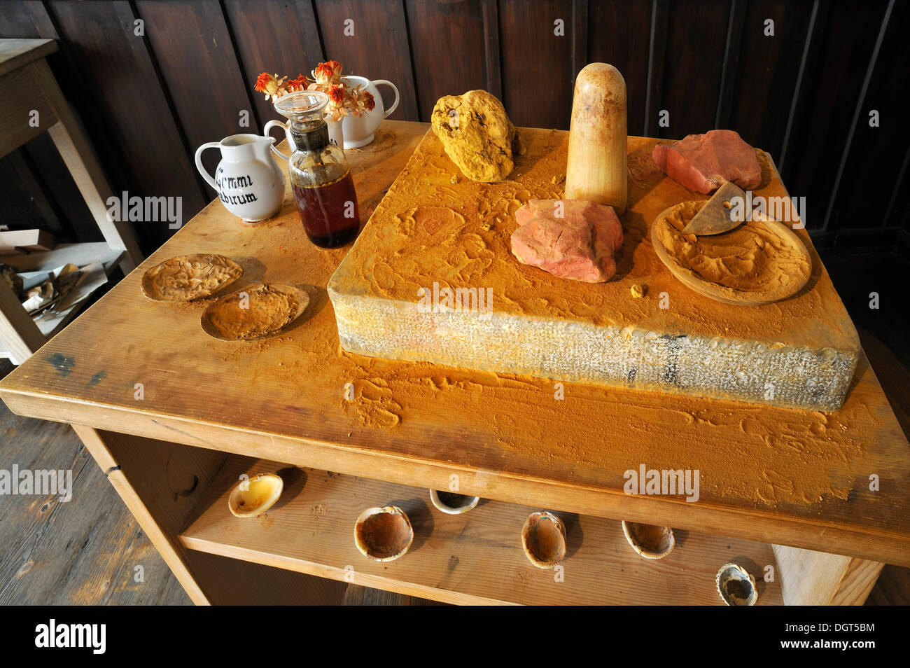 Strofinando la pietra per la produzione di vernici, officina, Albrecht Dürer House, il centro storico di Norimberga, Media Franconia Foto Stock