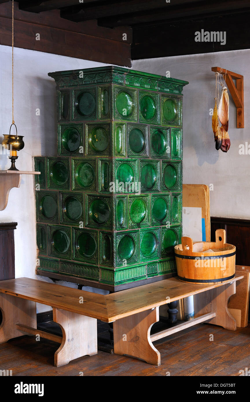 Storico stufa piastrellata con forno da banco, sacchetti di vernice appeso  sulla destra a secco, ri-creazione di Albrecht Dürer del workshop Foto  stock - Alamy