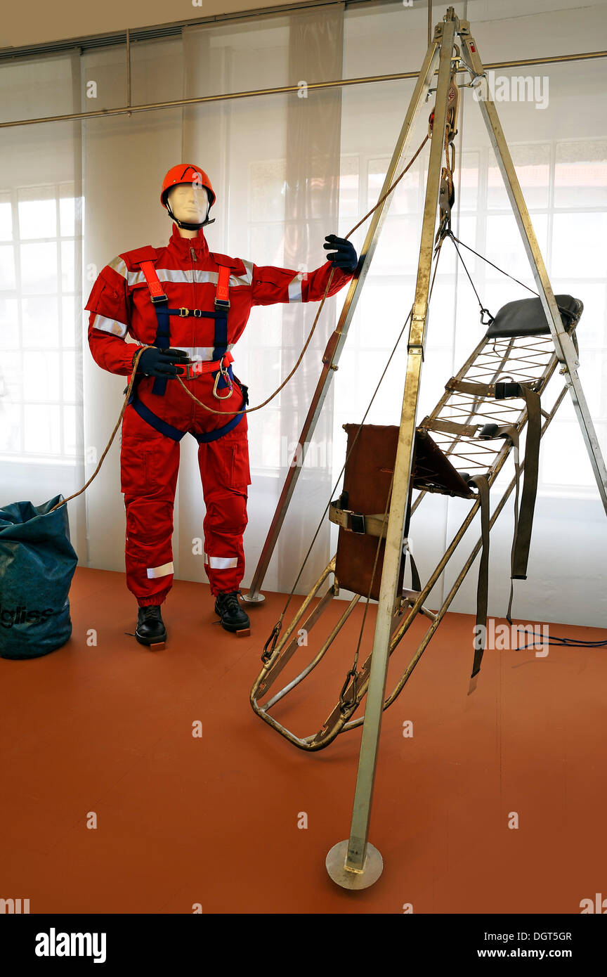 Ad alto angolo tuta di salvataggio con attrezzature dei vigili del fuoco, 'Feuer und Flamme - Die Feuerwehr von 1850 bis heute', un Foto Stock