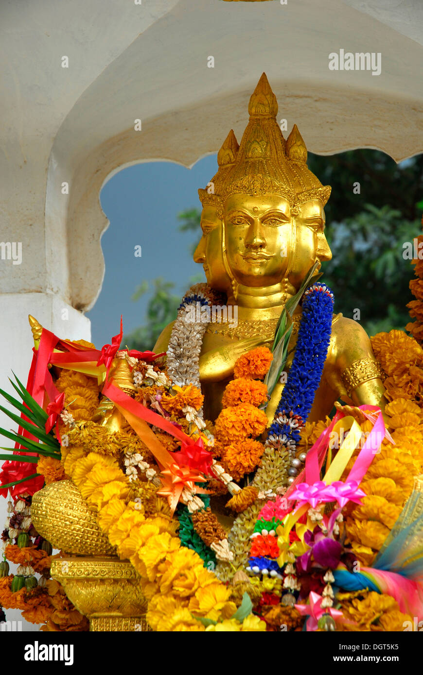 Altare con statua del Buddha e decorazioni tradizionali con fiori, spiaggia di sabbia bianca, Cappello era Sai Khao Koh Chang Island Foto Stock