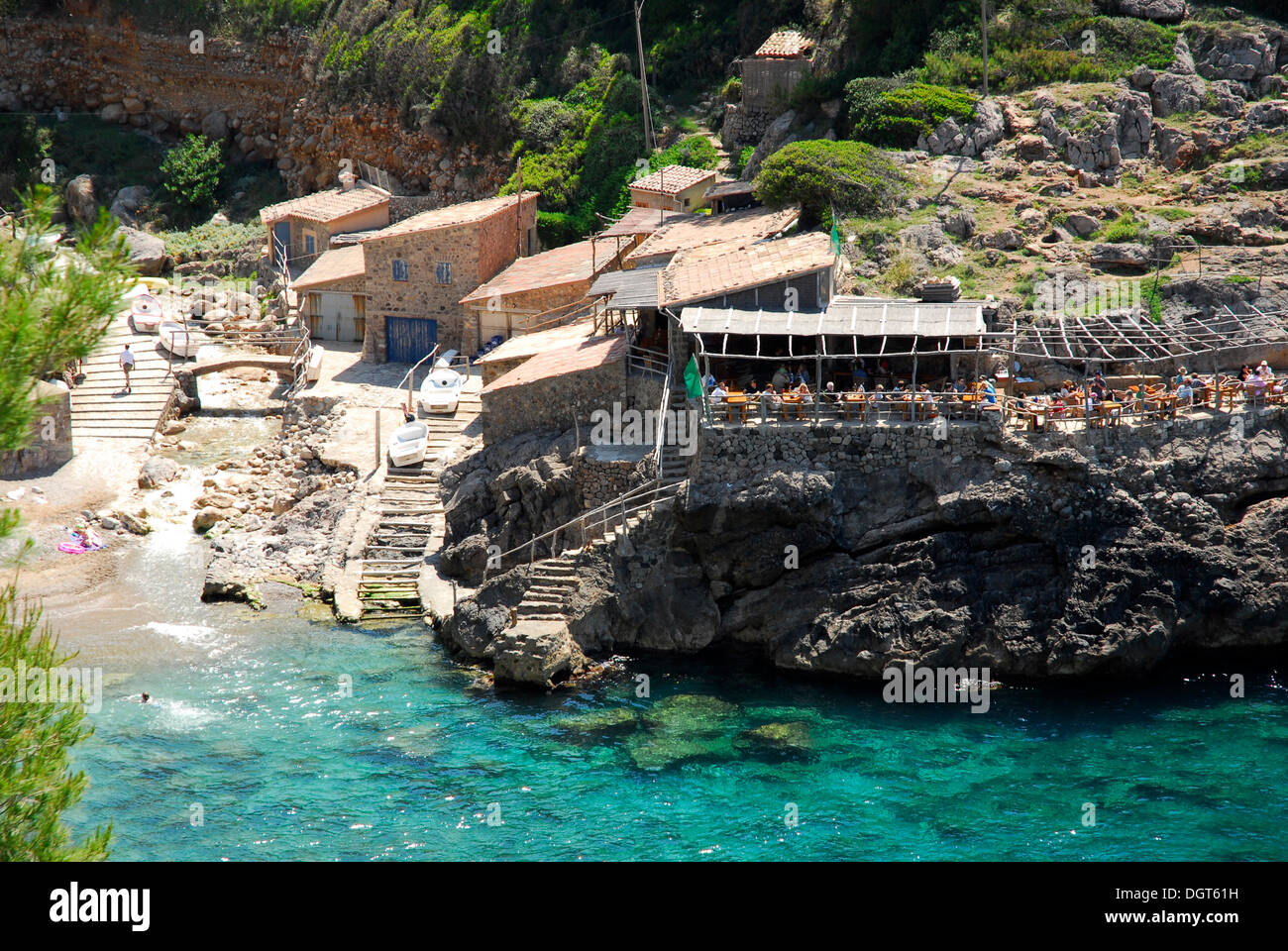 Case con bar caffetteria terrazza in Cala de Deia bay, Mallorca, Maiorca, isole Baleari, Mare mediterraneo, Spagna, Europa Foto Stock