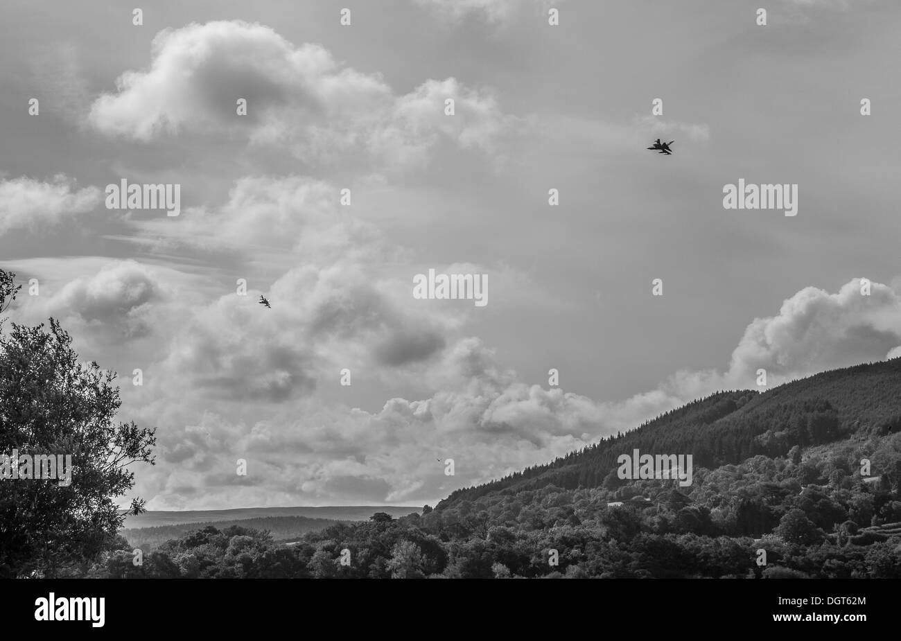 Due tornado's flying attraverso la drammatica sky. Foto Stock