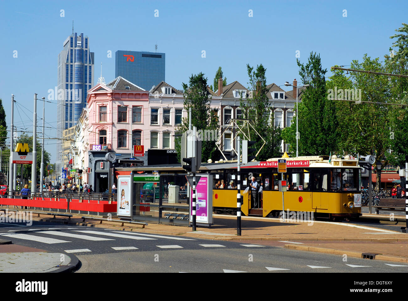 Stazione dei Tram Eendrachtsplein, nel retro del Millenium Tower e il Delftse Poort edificio, Rotterdam, Zuid-Holland Foto Stock