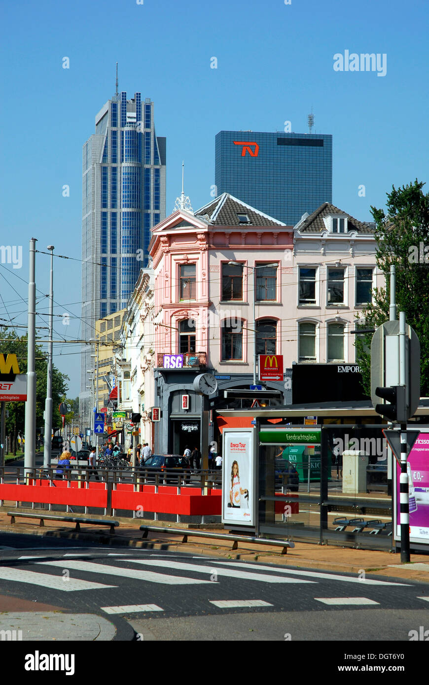 Stazione dei Tram Eendrachtsplein, nel retro del Millenium Tower e il Delftse Poort edificio, Rotterdam, Zuid-Holland Foto Stock