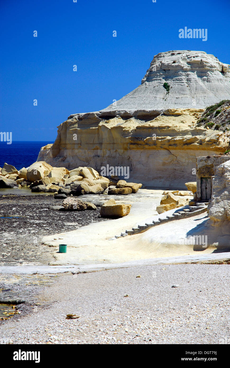 Costa rocciosa, Xwejni Bay, Marsalforn, isola di Gozo, Repubblica di Malta, Mare Mediterraneo, Europa Foto Stock