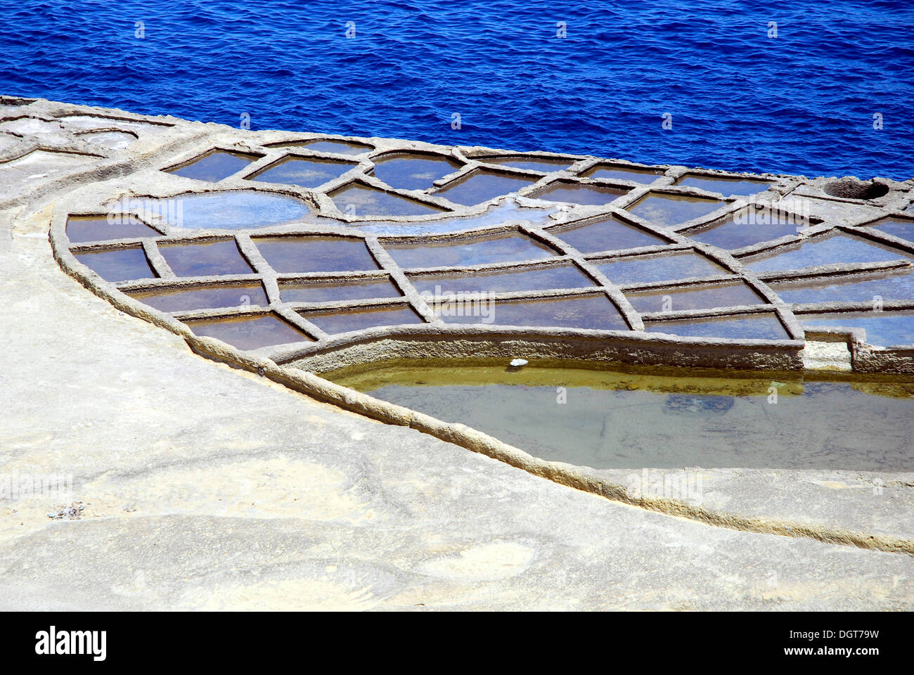 Opere di sale, costa rocciosa con salines, Xwejni Bay, Marsalforn, isola di Gozo, Repubblica di Malta, Mare Mediterraneo, Europa Foto Stock