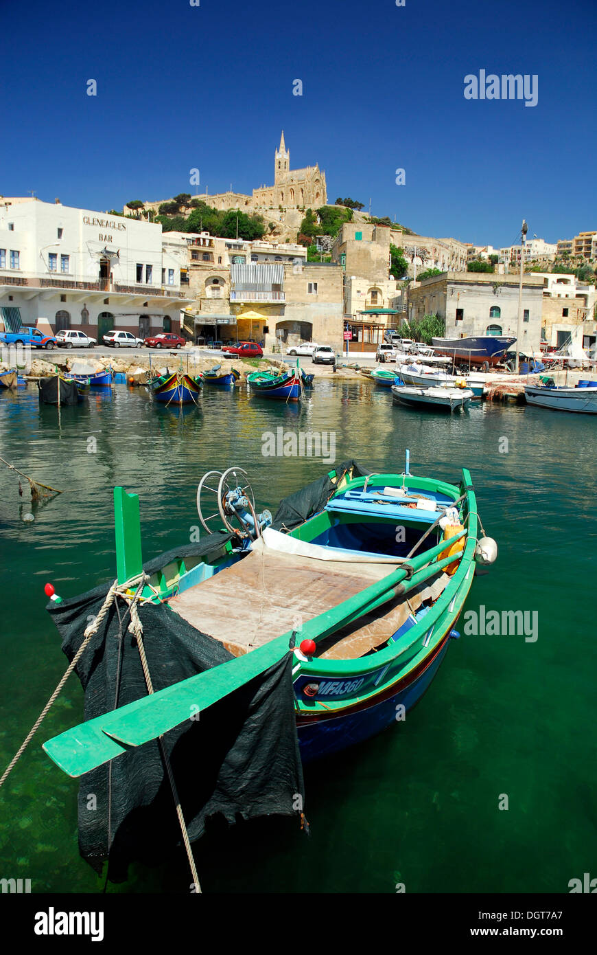 La chiesa e il porto, Porto Mgarr, Mgarr, isola di Gozo, Malta, Mediterraneo, Europa Foto Stock