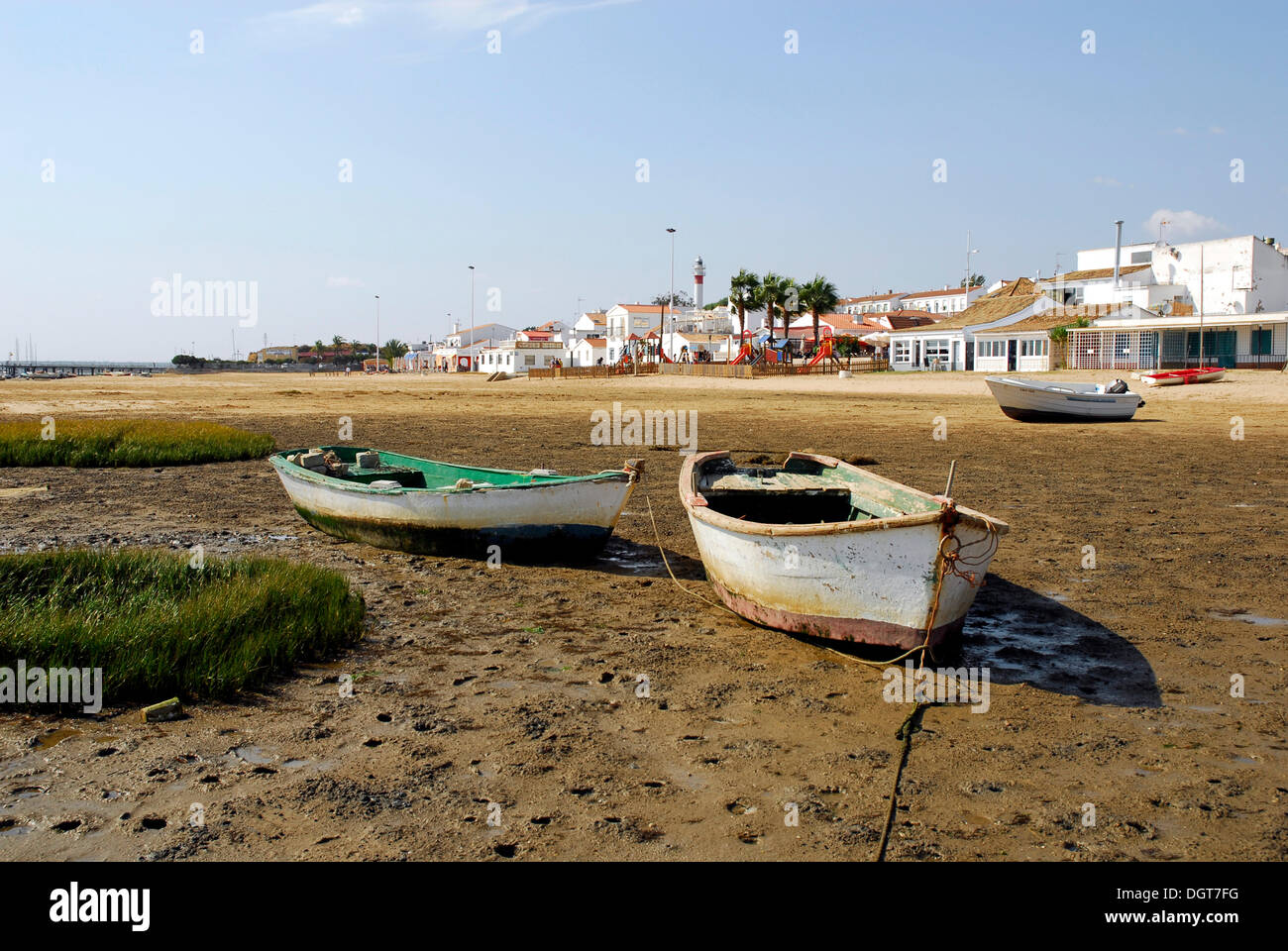 Imbarcazioni presso la spiaggia di El Rompido, bassa marea, Cartaya, Costa de la Luz, regione di Huelva, Andalusia, Spagna, Europa Foto Stock