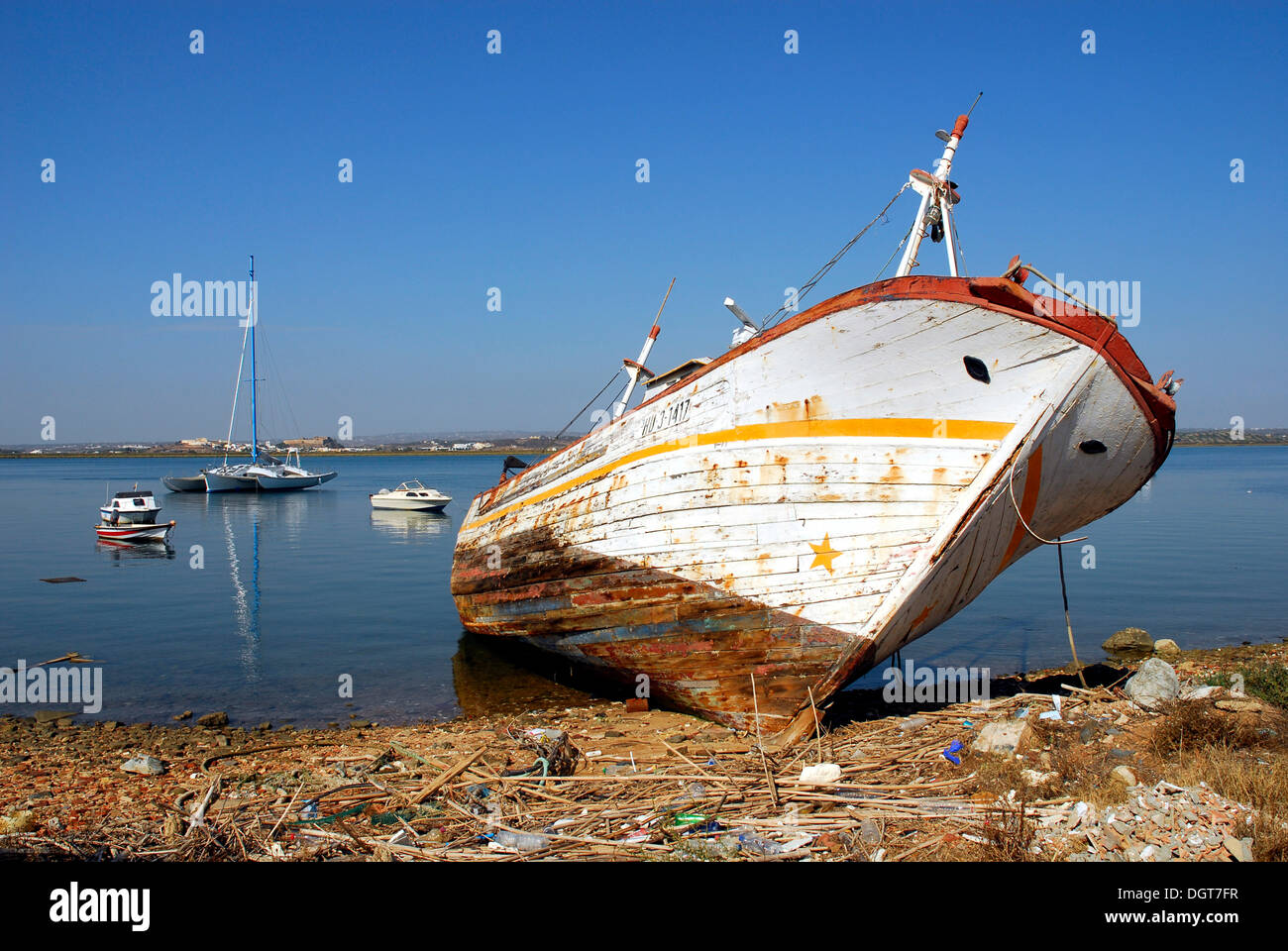 In disuso la barca da pesca al Rio fiume Guadiana, Ayamonte Costa de la Luz Huelva Regione, Andalusia, Spagna, Europa Foto Stock