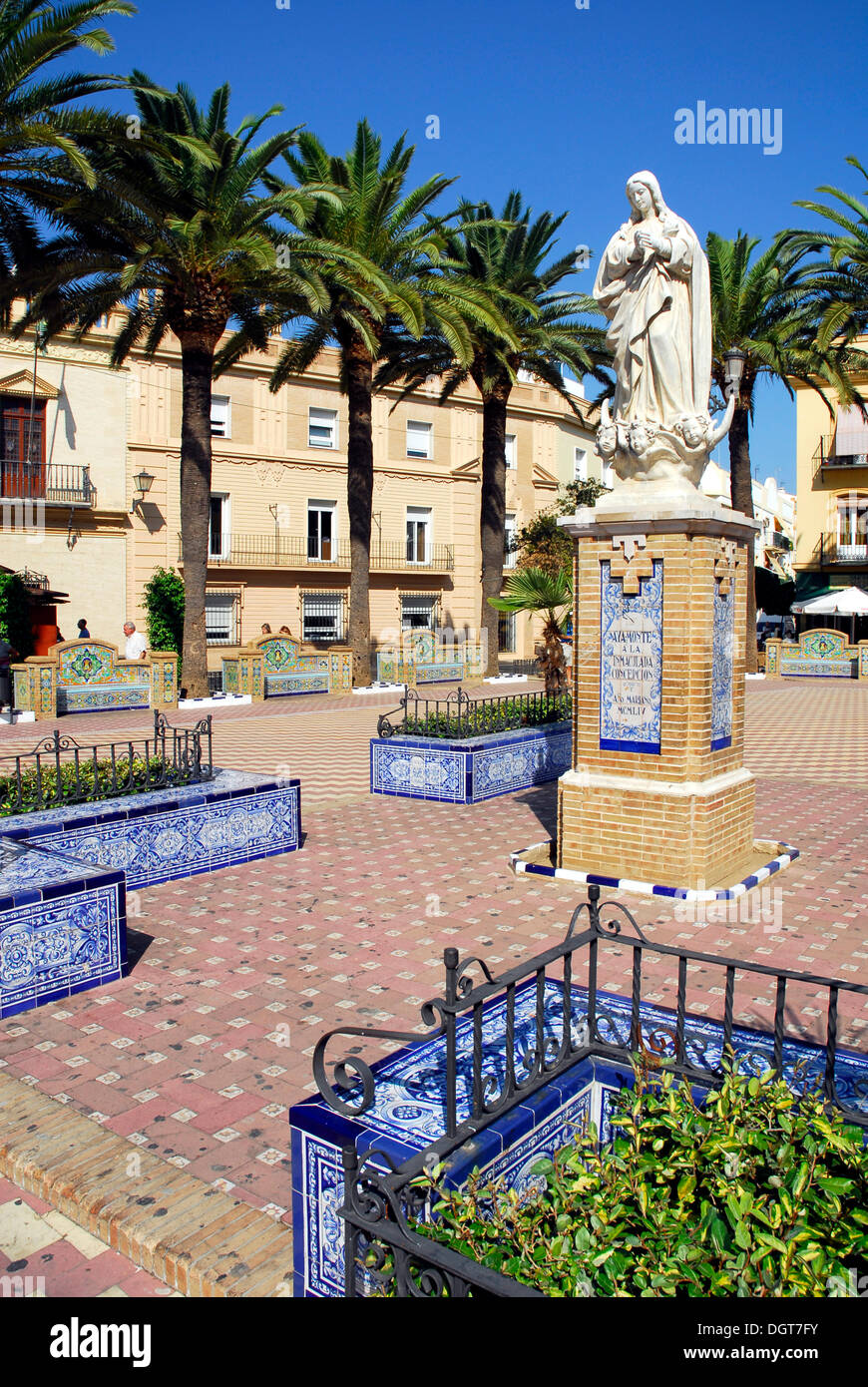 Quadrato con palme e una statua mariana, Ayamonte Costa de la Luz Huelva Regione, Andalusia, Spagna, Europa Foto Stock