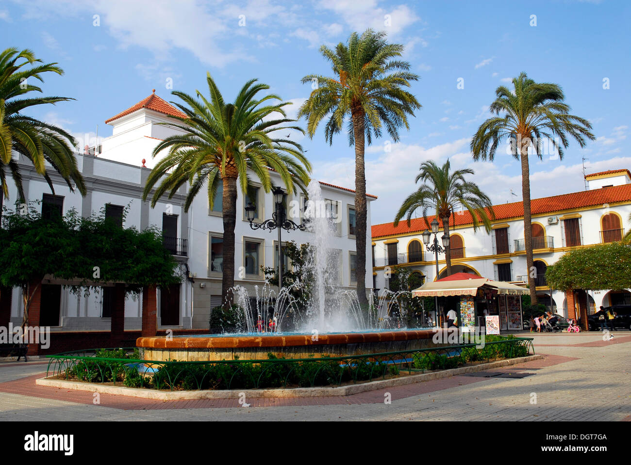 Piazza con la fontana e palme, la città vecchia di Lepe, Costa de la Luz, regione di Huelva, Andalusia, Spagna, Europa Foto Stock