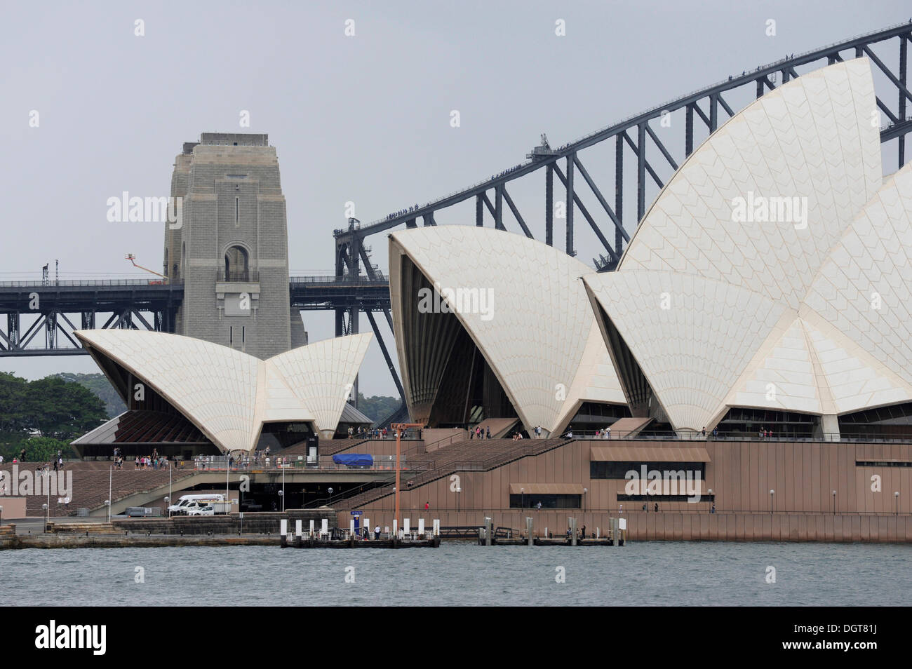 Sydney Opera House su Bennelong Point, il Ponte del Porto di Sydney, Sydney, Nuovo Galles del Sud, NSW, Australia Foto Stock