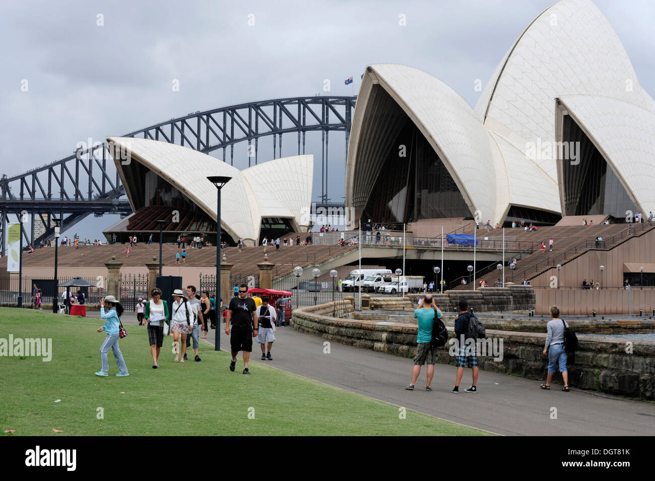 Sydney Opera House su Bennelong Point, il Ponte del Porto di Sydney, Sydney, Nuovo Galles del Sud, NSW, Australia Foto Stock