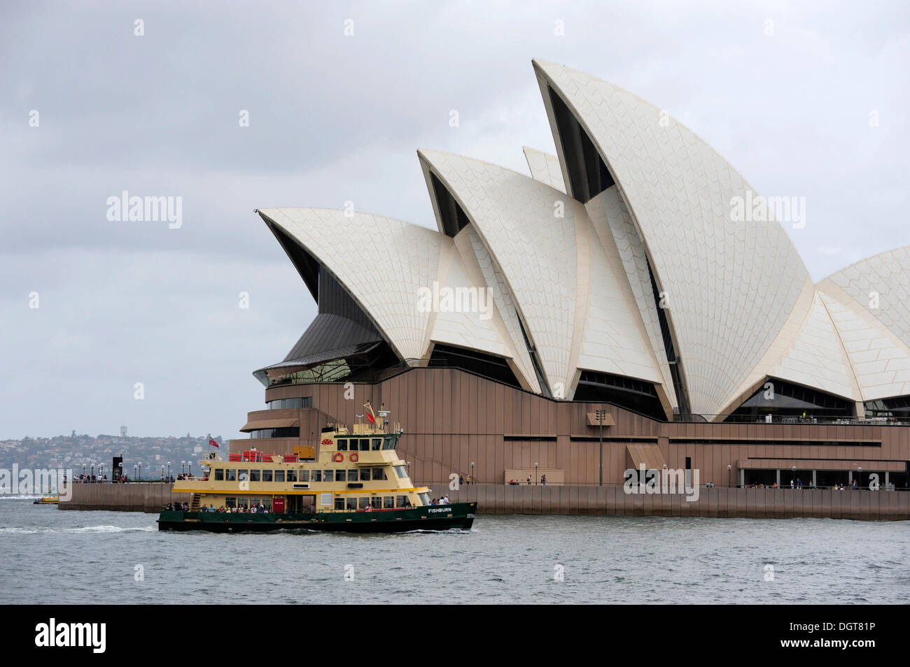 Ferry di Sydney e il Sydney Opera House su Bennelong Point, il Porto di Sydney, Sydney, Nuovo Galles del Sud, NSW, Australia Foto Stock