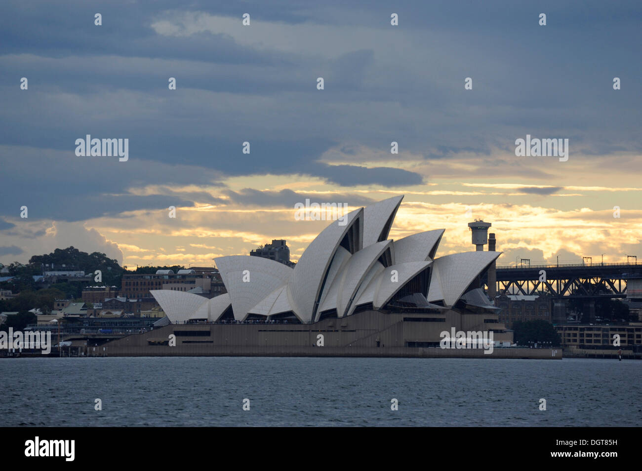 Sydney Opera House at Bennelong Point, atmosfera serale, il Porto di Sydney, Sydney, Nuovo Galles del Sud, NSW, Australia Foto Stock