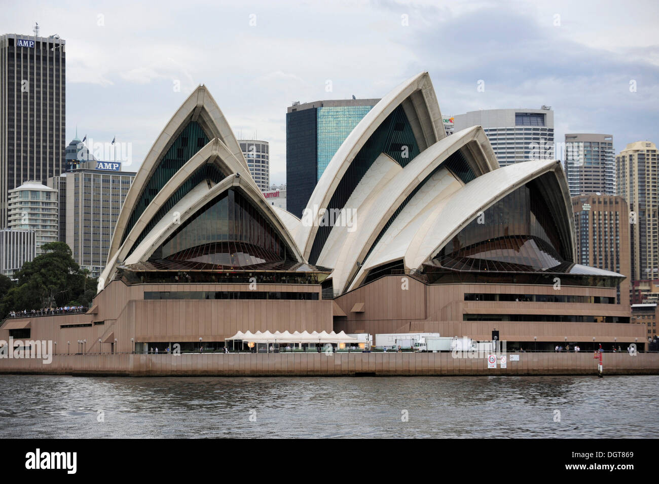 Sydney Opera House at Bennelong Point, Sydney Harbour, sul retro del centro città, il quartiere centrale degli affari, CBD di Sydney Foto Stock