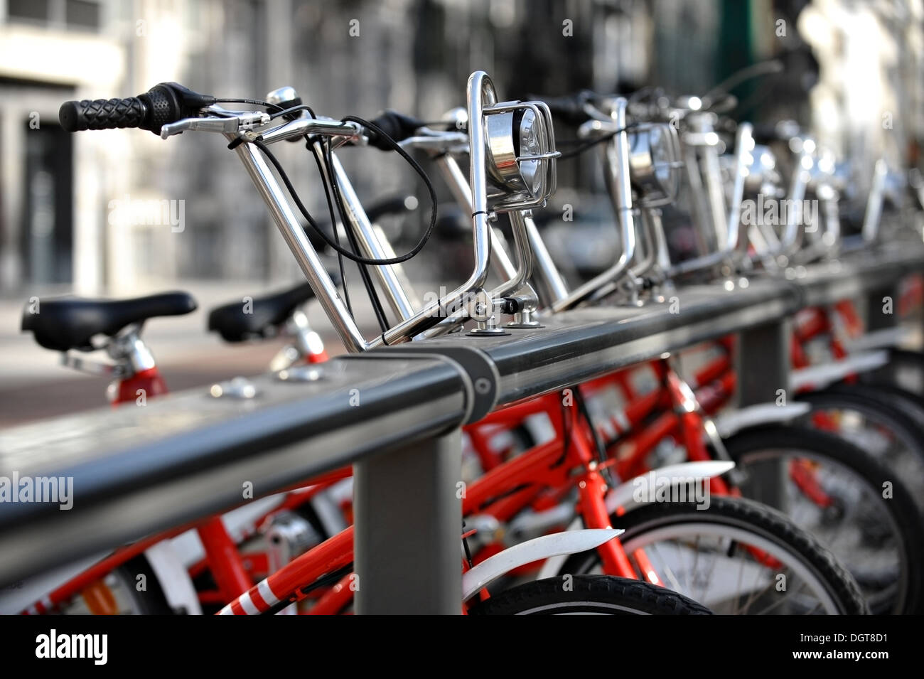 Noleggio di biciclette sono visti in una stazione di velo Foto Stock