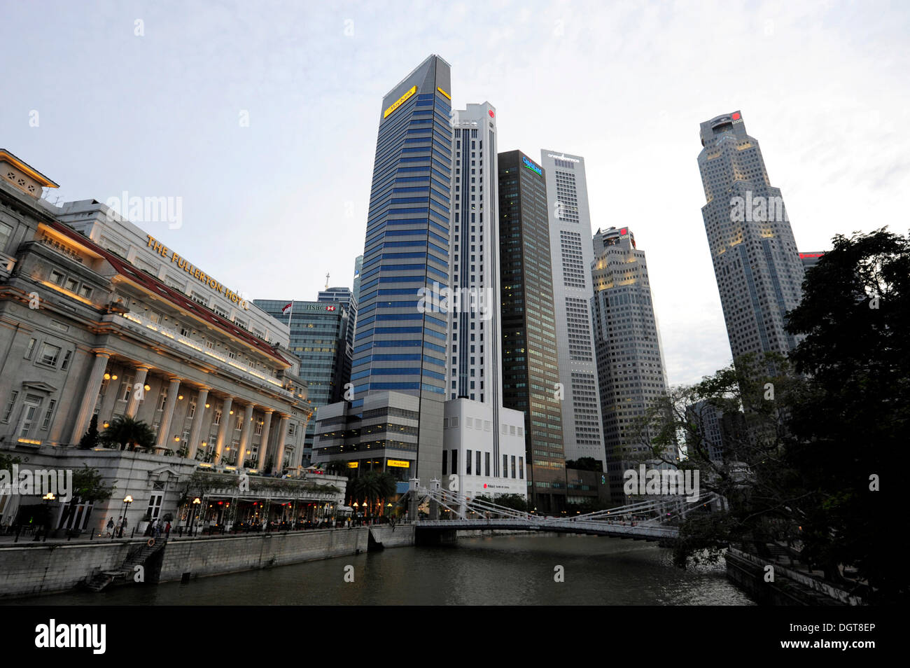 Il Fullerton Hotel sul fiume Singapore con grattacieli del quartiere finanziario, zona centrale, il quartiere centrale degli affari Foto Stock