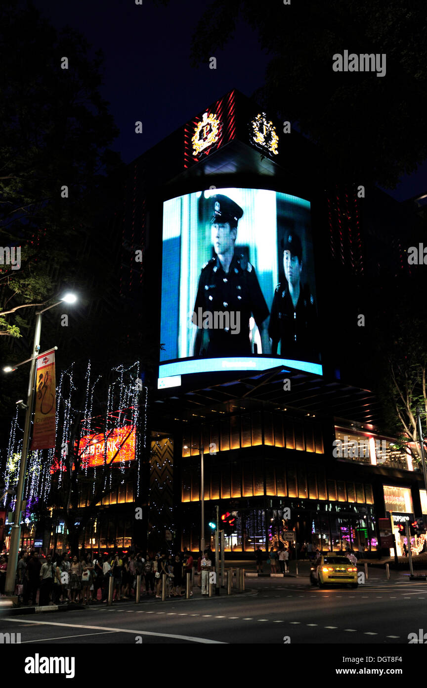 Grande schermo di notte, Orchard Road, zona centrale, il quartiere centrale degli affari, a Singapore, in Asia Foto Stock