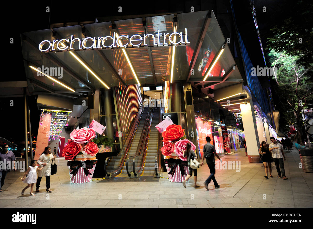 Ingresso con scale mobili, Orchard Central Shopping Centre, Orchard Road di notte, architettura moderna, zona centrale Foto Stock