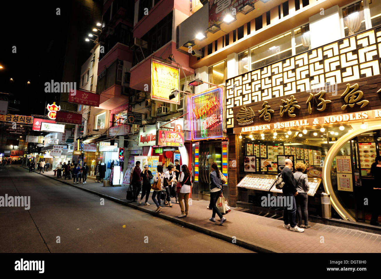 Negozi in una strada a Tsim Sha Tsui di notte, Kowloon, Hong Kong, Cina, Asia Foto Stock