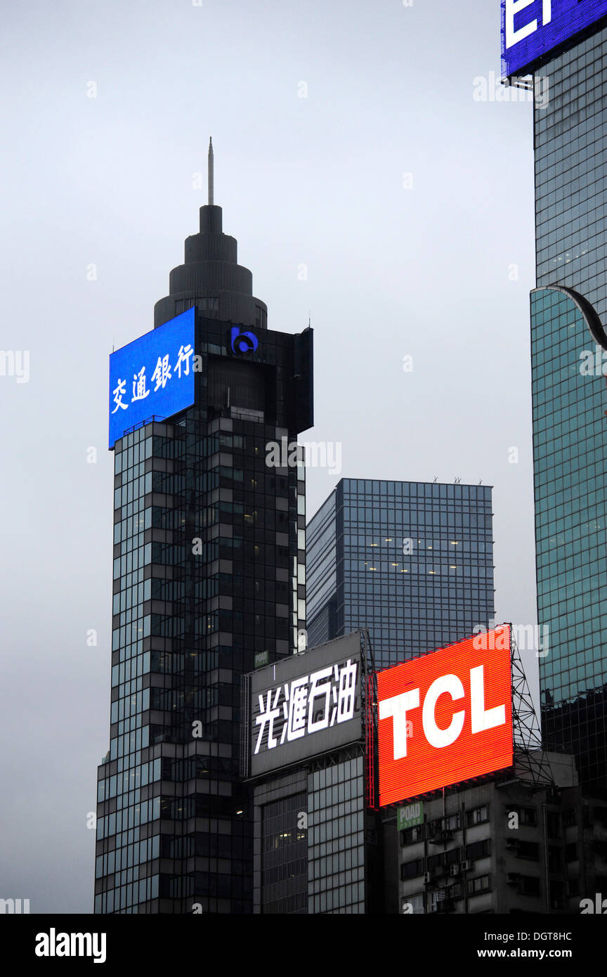 Banca di Torre di comunicazioni al crepuscolo, grattacielo a Wan Chai, Hong Kong, Isola, Hong Kong, Cina, Asia Foto Stock