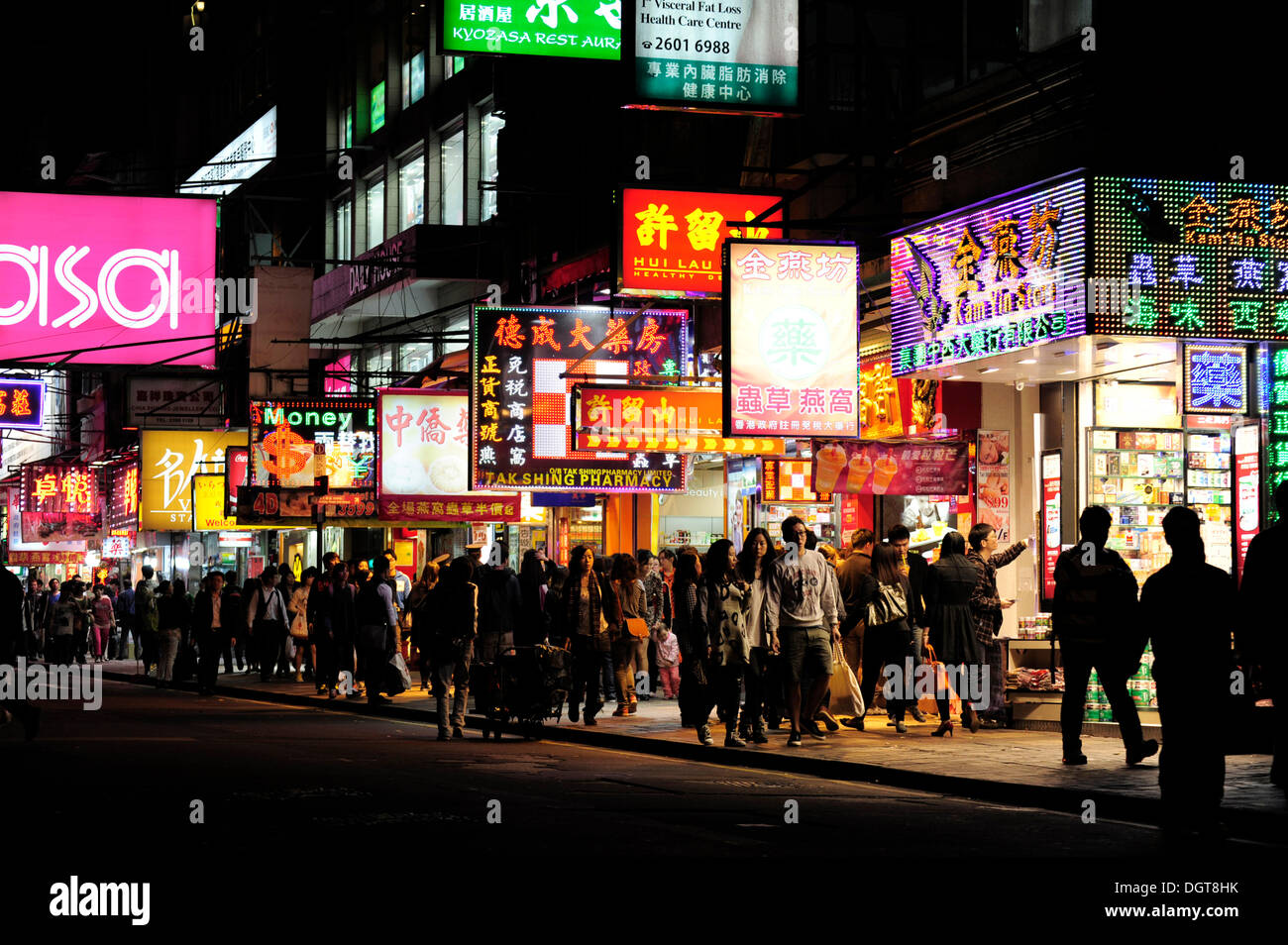 I negozi e le insegne al neon in una strada di notte, Haiphong Road, Tsim Sha Tsui, Kowloon, Hong Kong, Cina, Asia Foto Stock