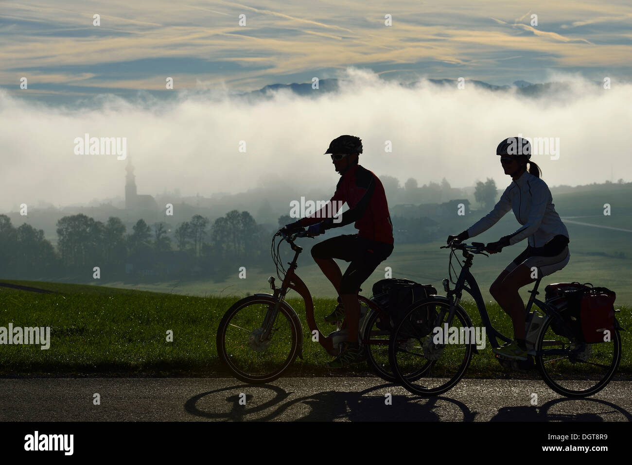 I ciclisti di equitazione biciclette elettriche sulla montagna Tannberg, Koestendorf, Lago Waller, Salisburgo Lake District, Salisburgo, Austria Foto Stock