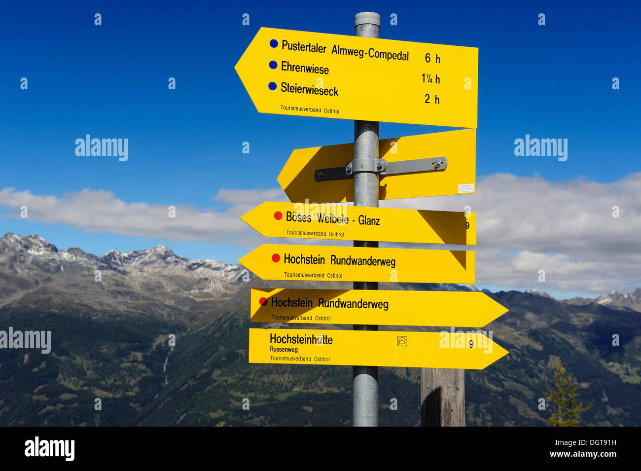 Cartello, Pustertaler Almweg sentiero escursionistico, Hochstein Mountain, Superiore Lienz, Val Pusteria, Tirolo orientale, Austria, Europa Foto Stock