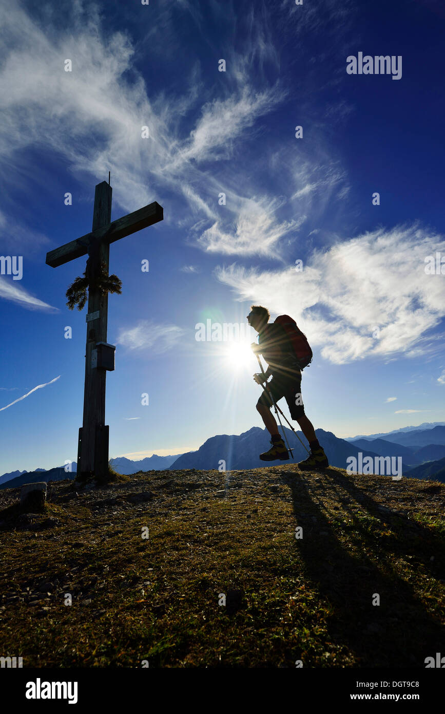 Escursionista sulla vetta del Monte Fellhorn, Reit im Winkl, regione Chiemgau, Alta Baviera, Baviera Foto Stock