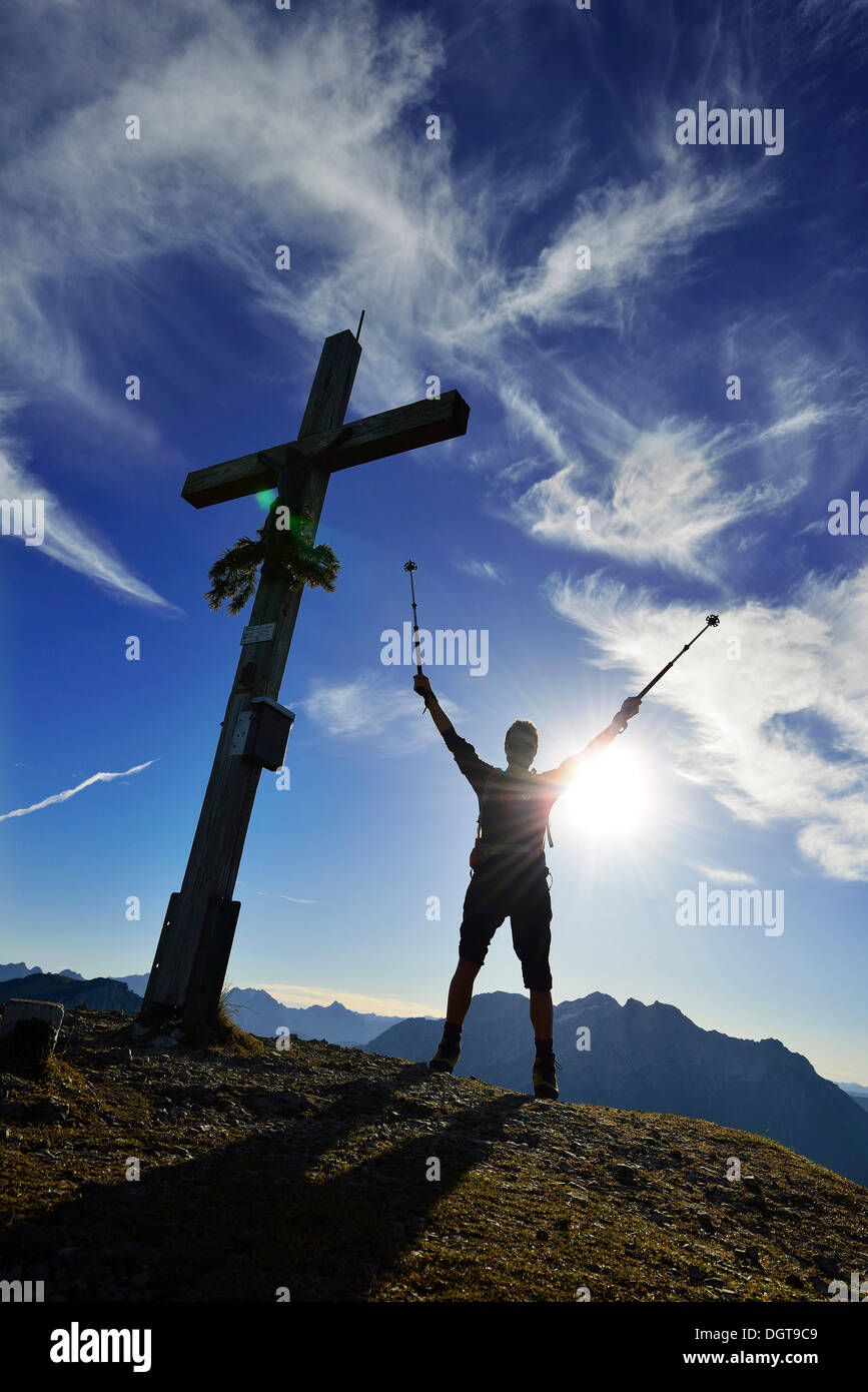 Escursionista sulla vetta del Monte Fellhorn, Reit im Winkl, regione Chiemgau, Alta Baviera, Baviera Foto Stock