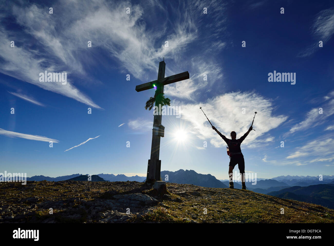 Escursionista sulla vetta del Monte Fellhorn, Reit im Winkl, Chiemgau, Alta Baviera, Baviera Foto Stock
