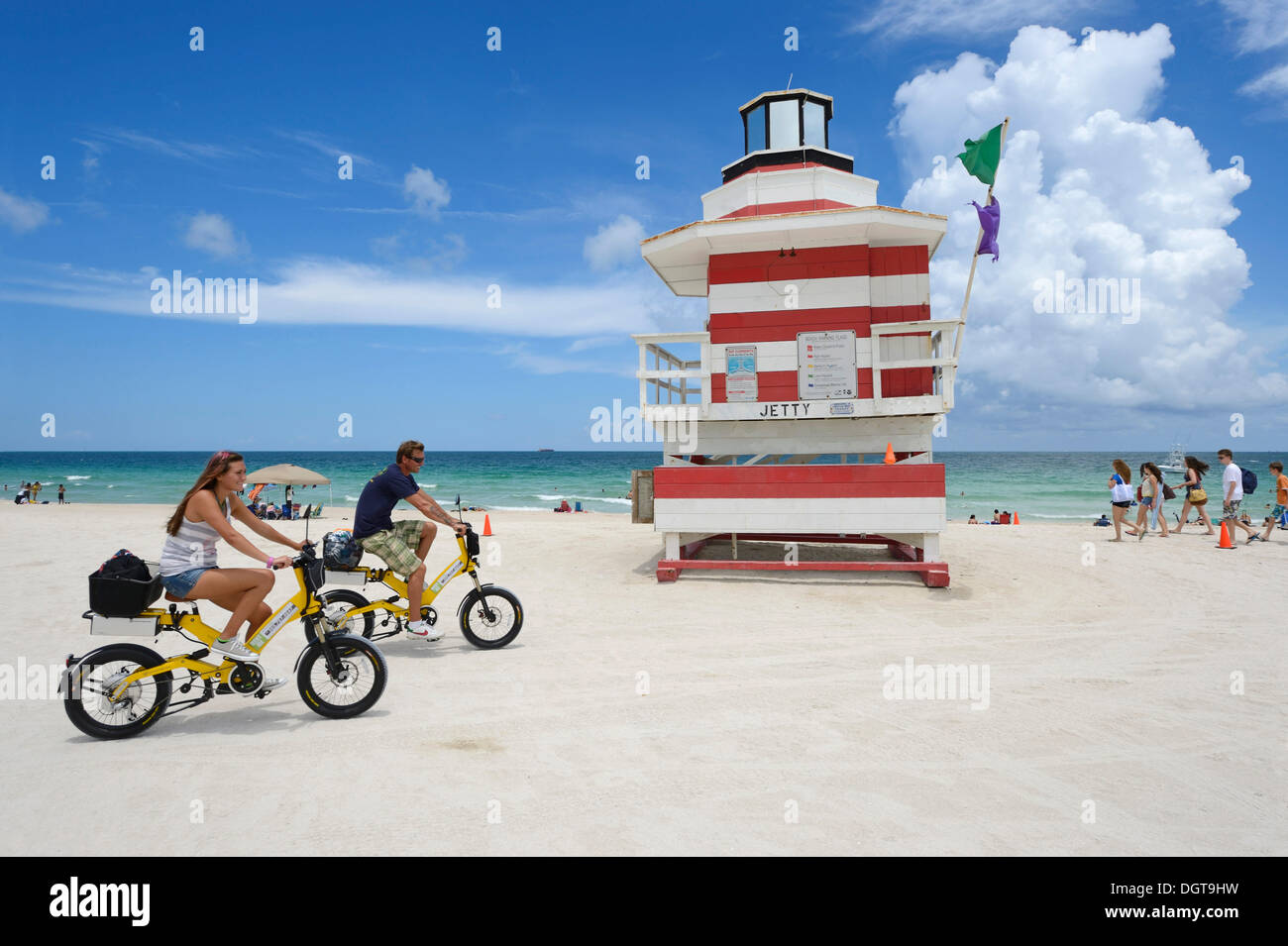 Paio di equitazione biciclette elettriche, Torre di Guardia, il molo, Miami Torre di salvataggio, South Beach, Miami, Stati Uniti d'America Foto Stock