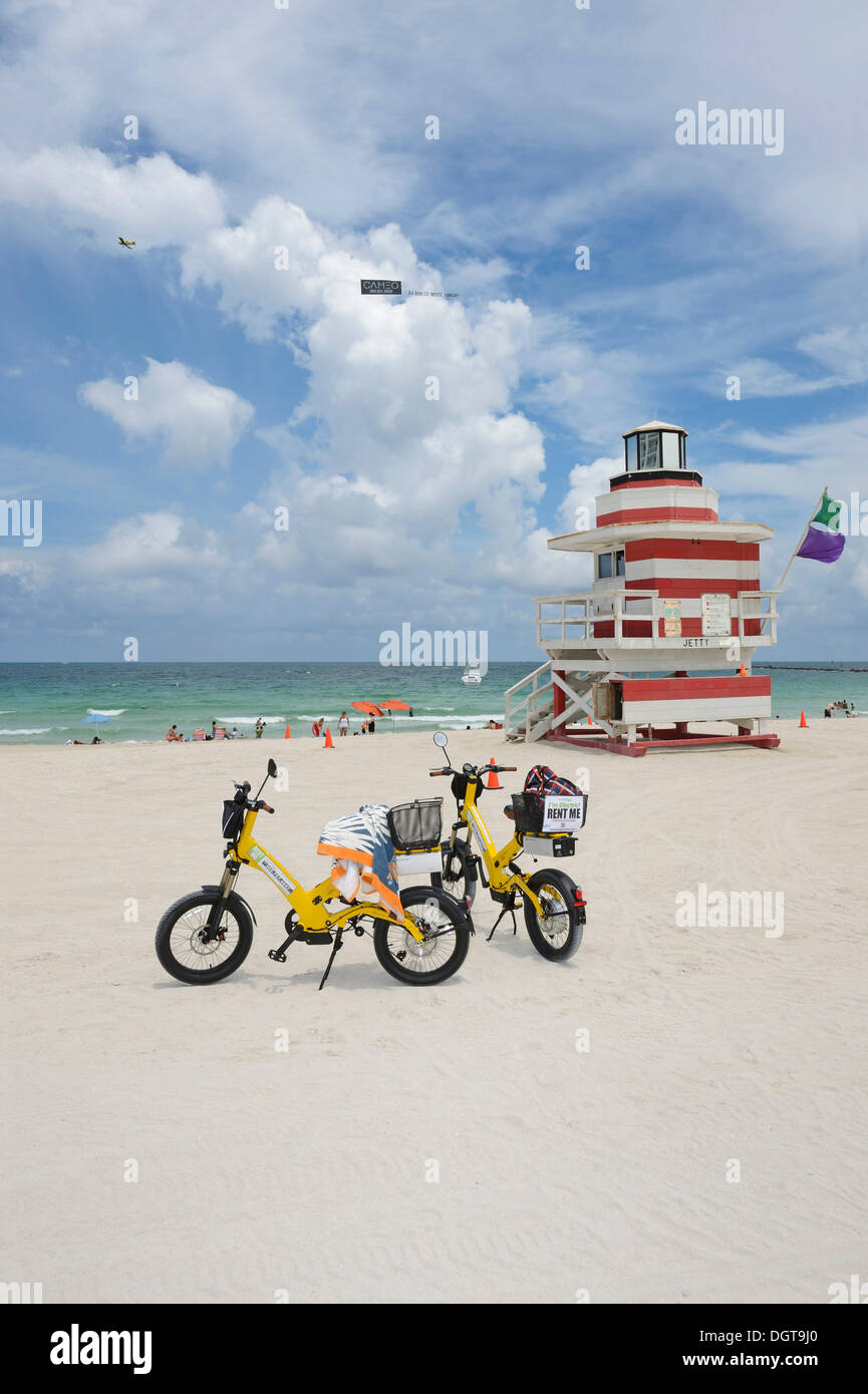Biciclette elettriche, Torre di Guardia, il molo, Miami Torre di salvataggio, South Beach, Miami, Florida, Stati Uniti d'America Foto Stock