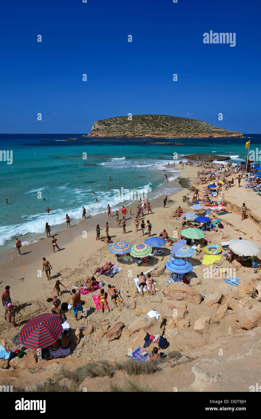 I turisti sulla spiaggia, Cala Comte, Platges de Comte, Ibiza, Pitiusic isole o isole di pino, isole Baleari, Spagna, Europa Foto Stock