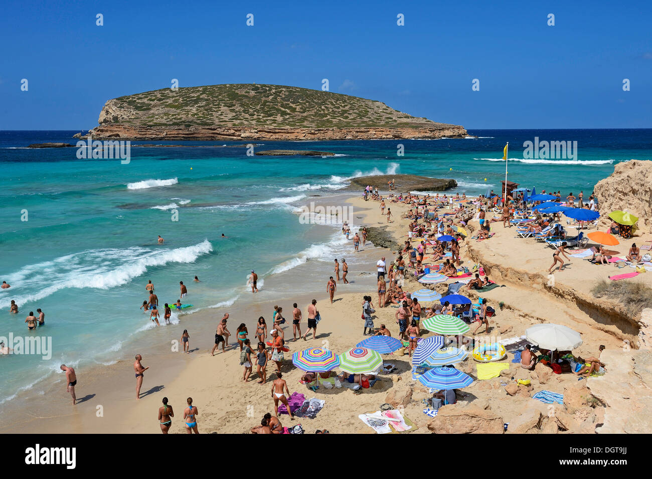 I turisti sulla spiaggia, Cala Comte, Platges de Comte, Ibiza, Pitiusic isole o isole di pino, isole Baleari, Spagna, Europa Foto Stock