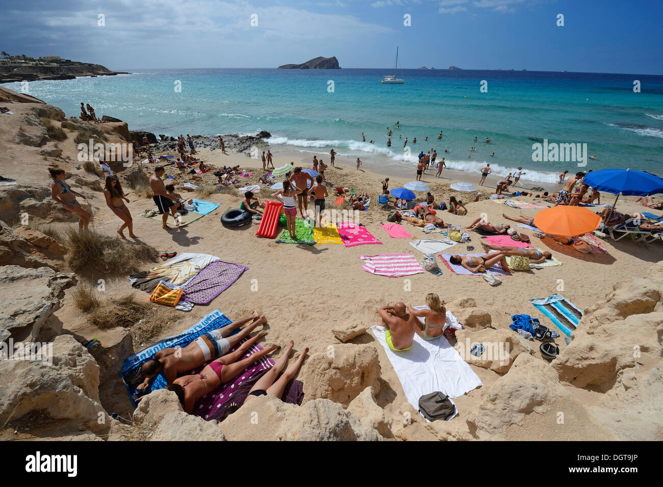 I turisti sulla spiaggia, Cala Comte, Platges de Comte, Ibiza, Pitiusic isole o isole di pino, isole Baleari, Spagna, Europa Foto Stock