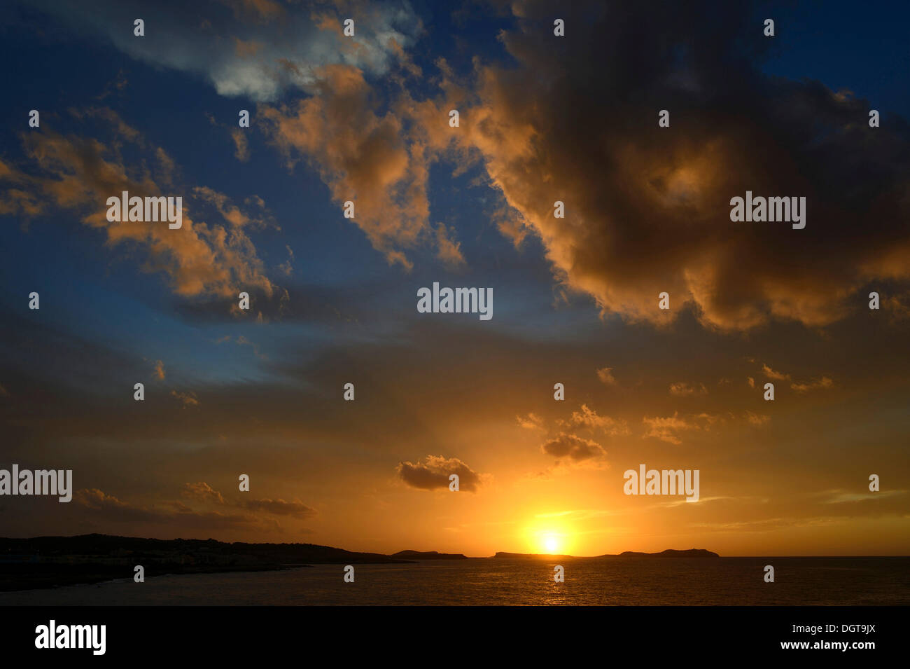 Tramonto vicino a Sant Antoni, Ibiza, Pitiusic isole o isole di pino, isole Baleari, Spagna, Europa Foto Stock