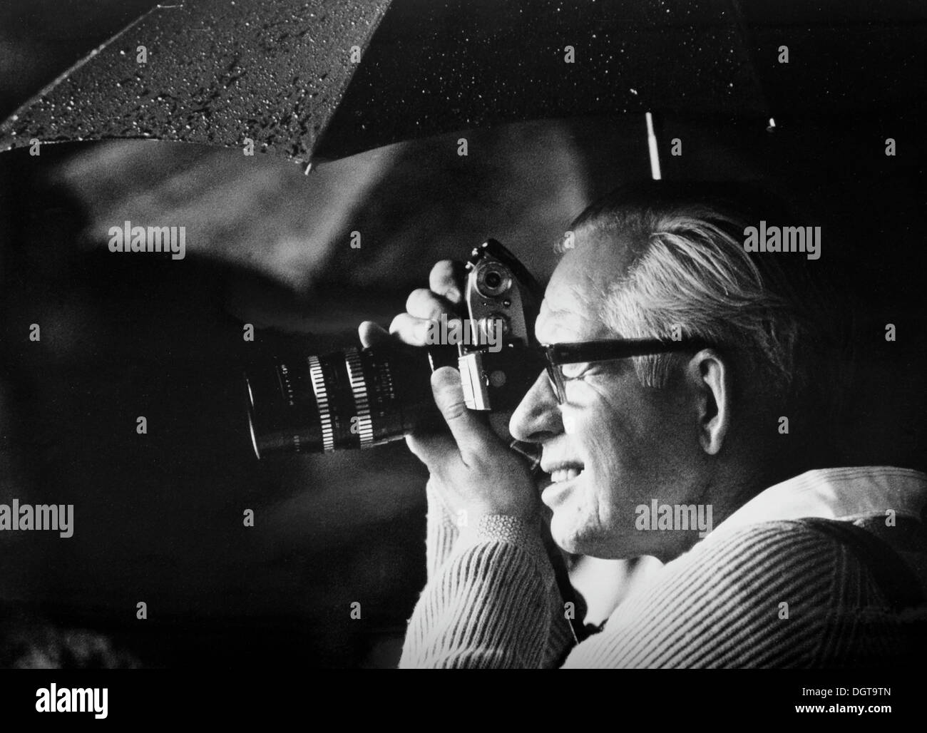Fotografo sotto un ombrello, Germania orientale, intorno al 1972 Foto Stock
